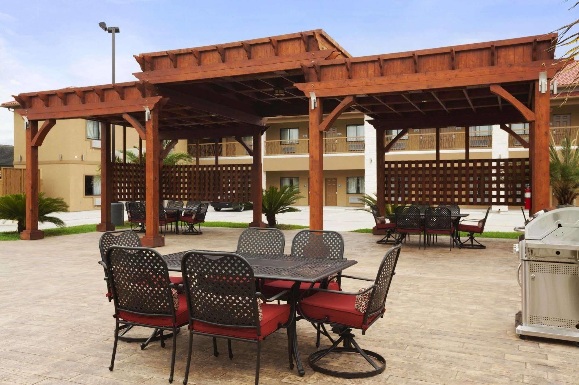 Days Inn & Suites By Wyndham Houston North-Spring Westfield Dış mekan fotoğraf